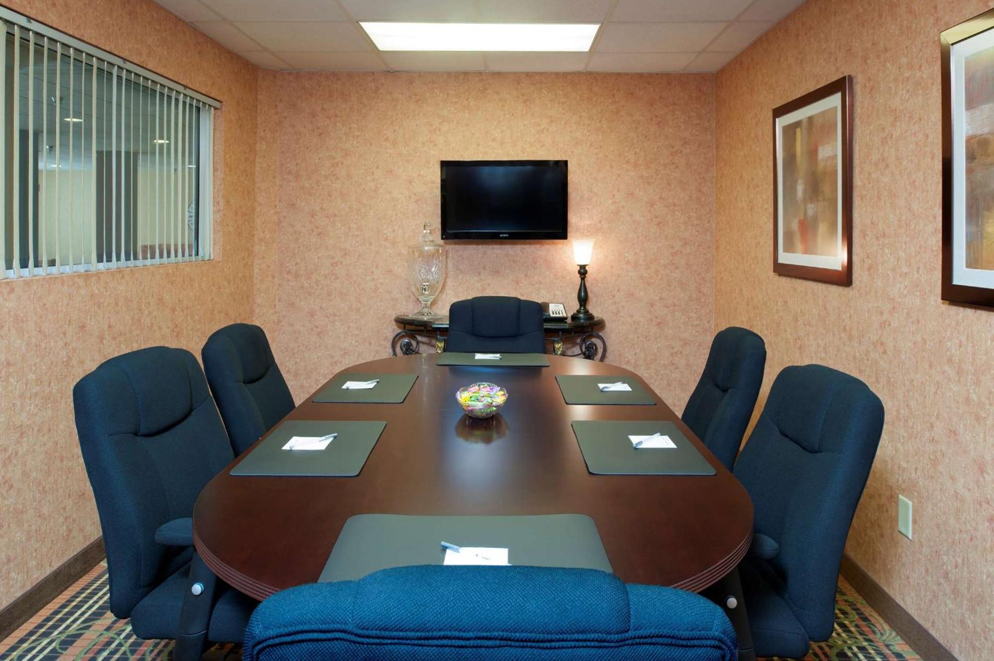 Hampton Inn & Suites Cleveland-Southeast-Стрийтсбъро Екстериор снимка