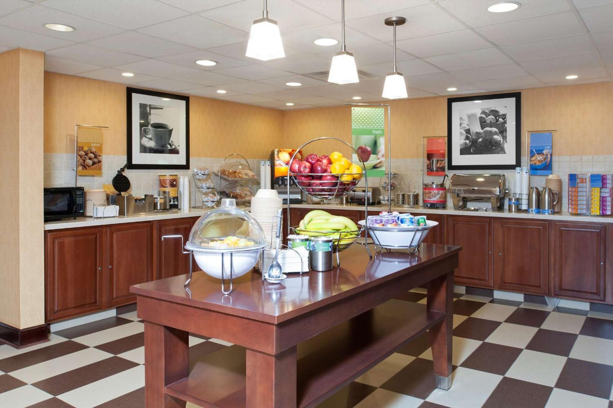 Hampton Inn & Suites Cleveland-Southeast-Стрийтсбъро Екстериор снимка