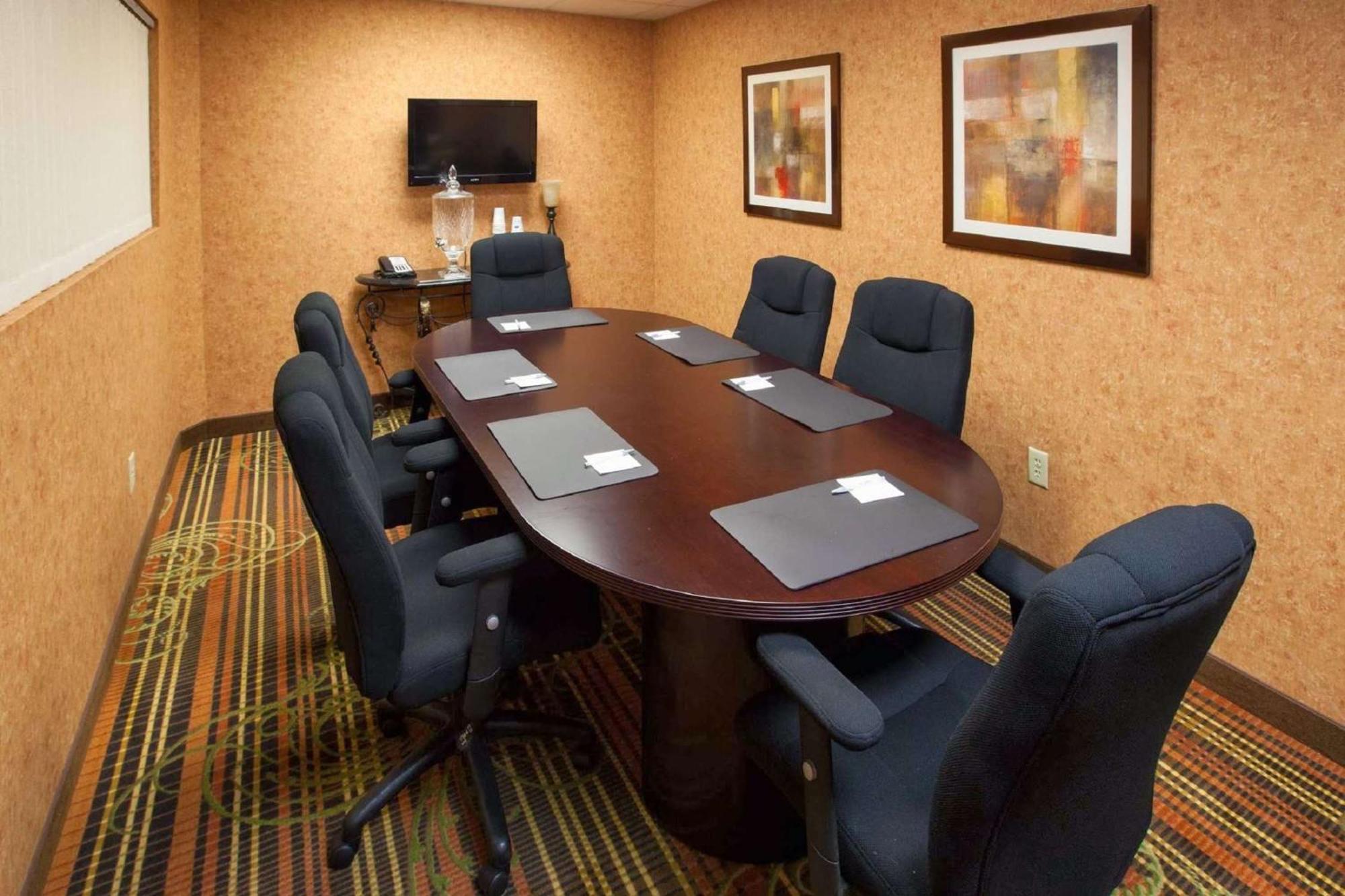 Hampton Inn & Suites Cleveland-Southeast-Стрийтсбъро Екстериор снимка