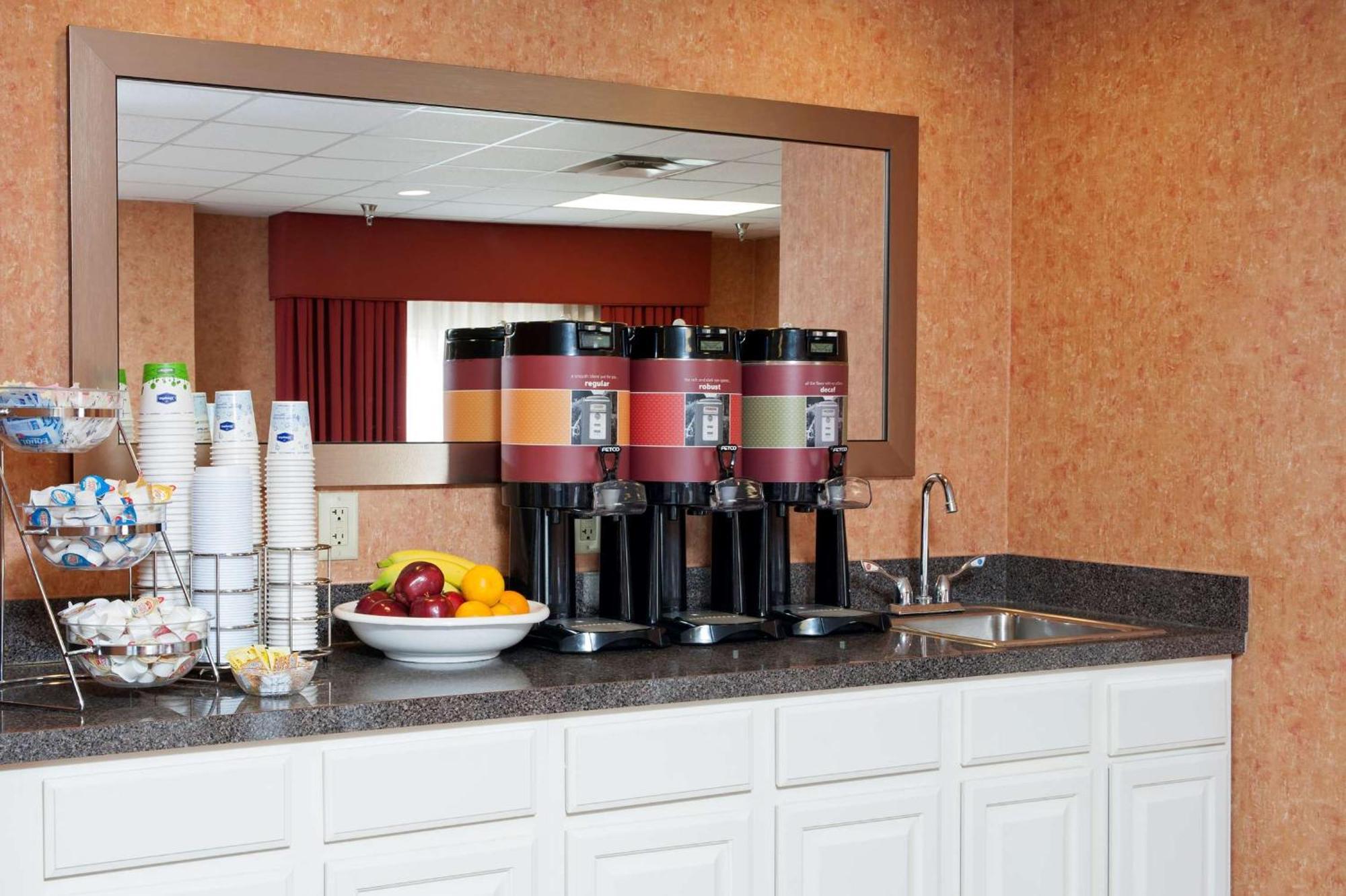 Hampton Inn & Suites Cleveland-Southeast-Стрийтсбъро Екстериор снимка