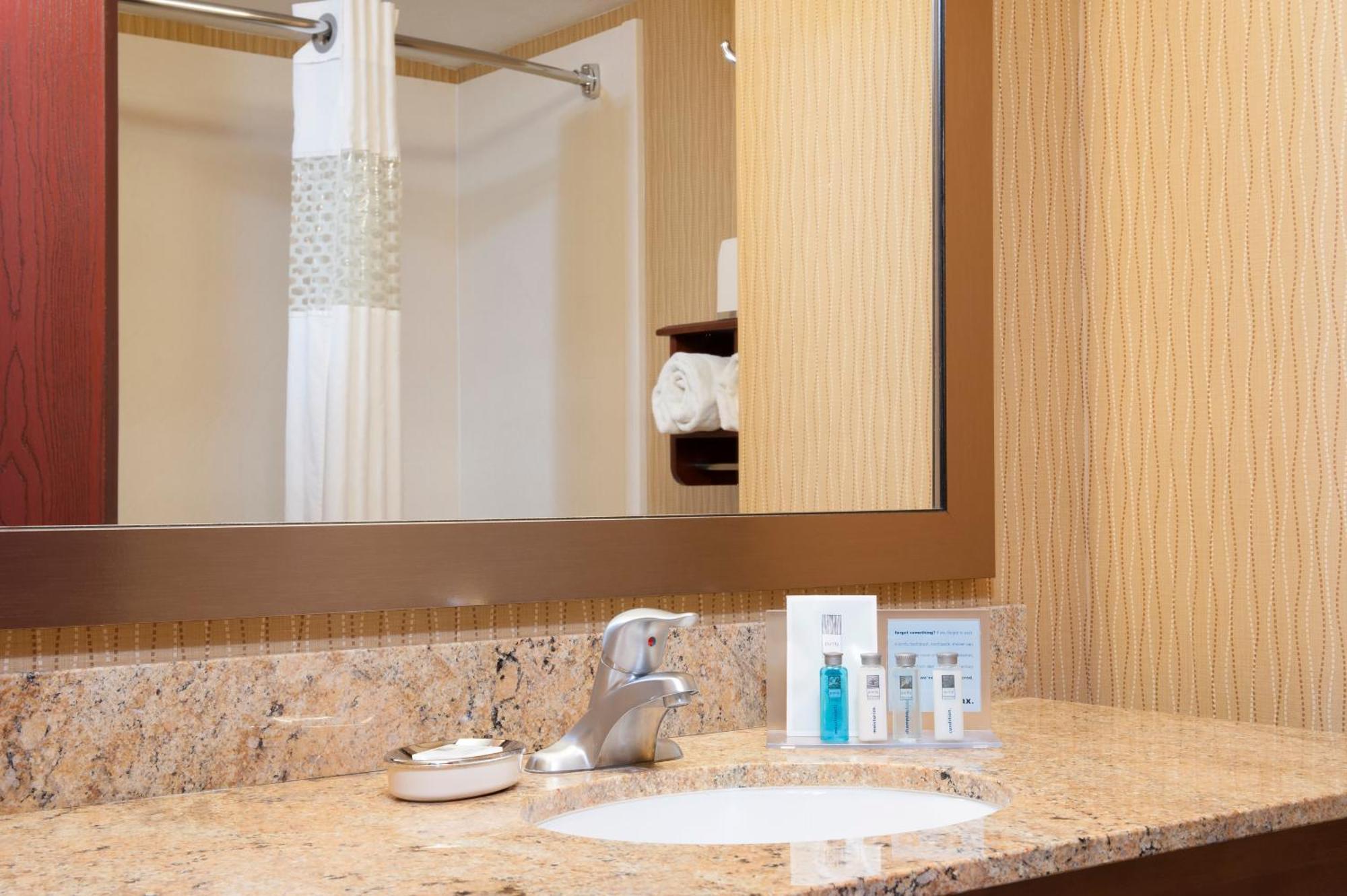 Hampton Inn & Suites Cleveland-Southeast-Стрийтсбъро Екстериор снимка