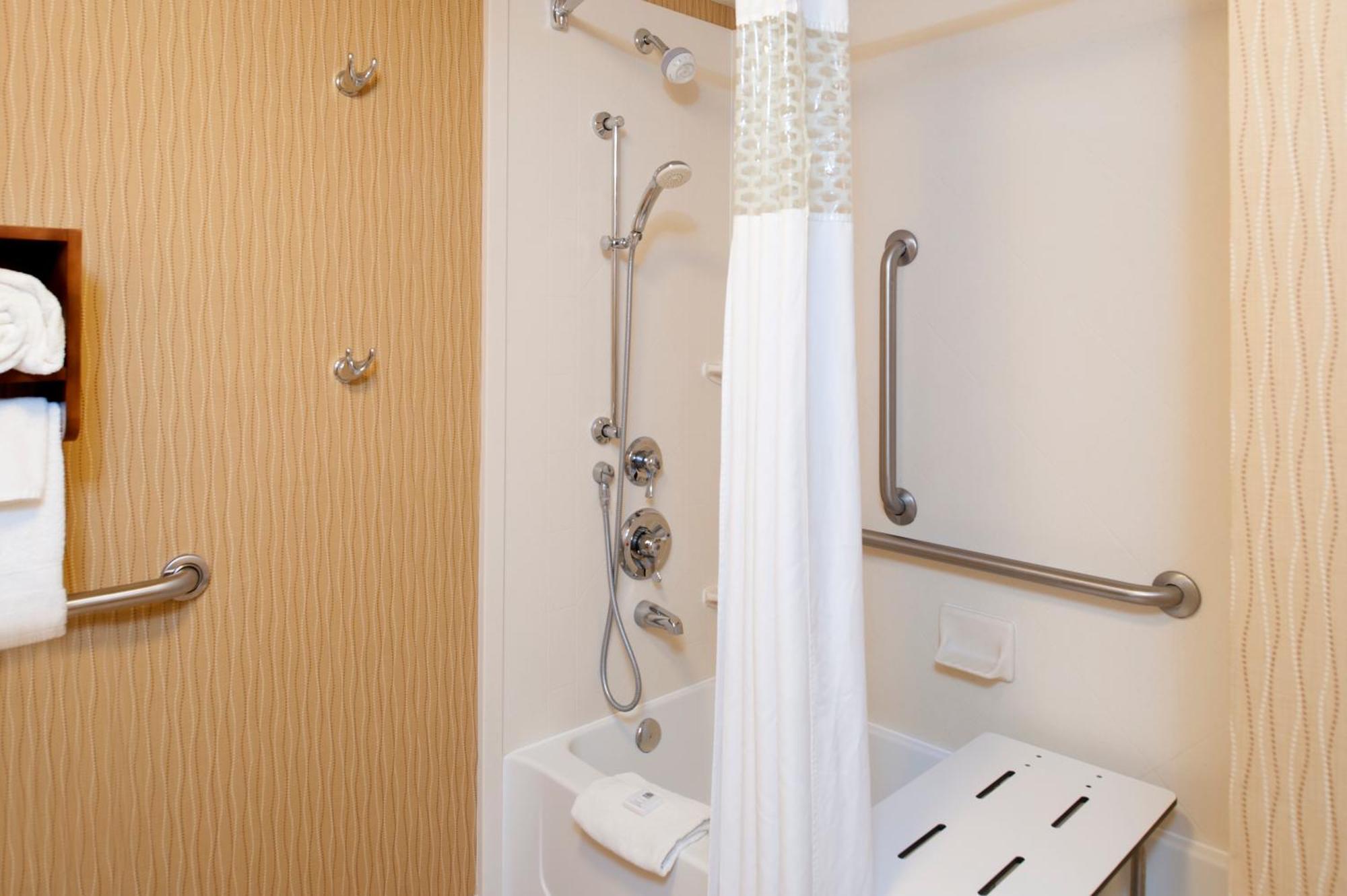 Hampton Inn & Suites Cleveland-Southeast-Стрийтсбъро Екстериор снимка